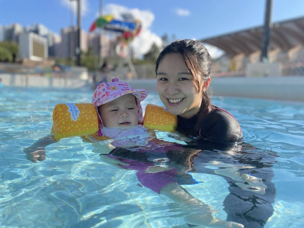 嬰兒與家長進行親子游泳課程,幫助感統發展與水中安全感建立