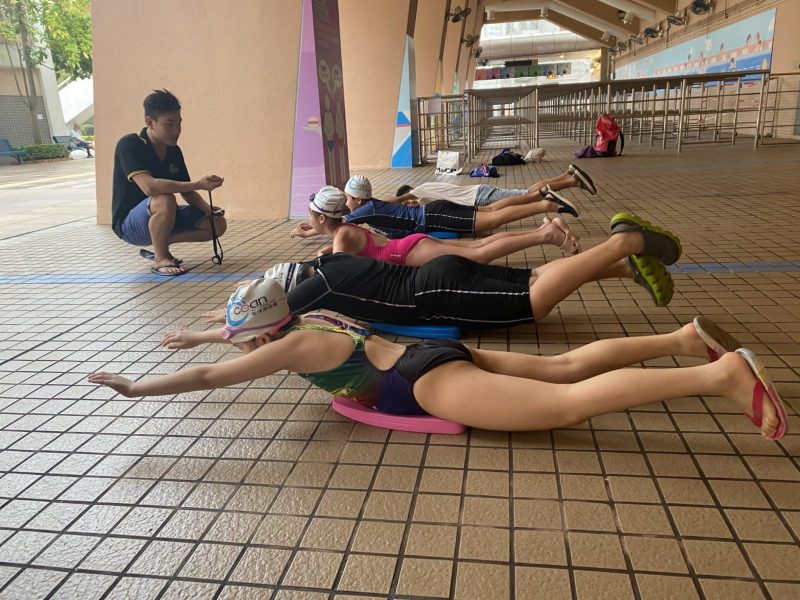 香港游泳班 兒童游泳課程2025 兒童游泳推薦 觀塘游泳班 游泳學校推薦 嬰兒游泳班 沙田學游水 荃灣游泳課程 兒童運動班 游水補堂 報名游泳課程 傲洋游泳會 Ocean Swim Club