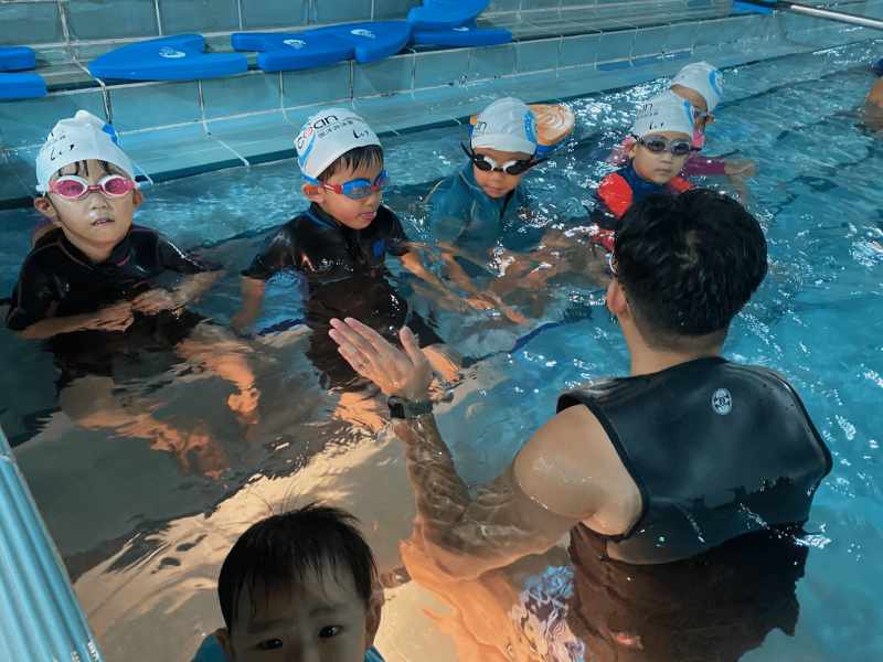 hk-swim-ocean-child1381